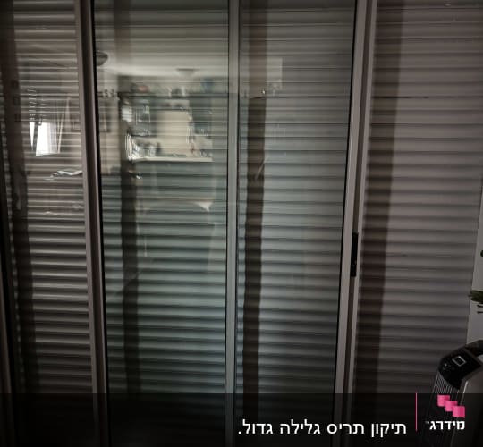 תריסים סגורים בחדר עם השתקפות חלשה